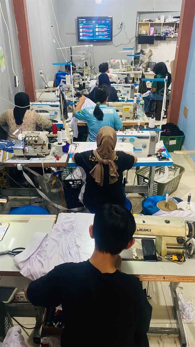 Tim jahit konveksi sedang bekerja di area jahit Sublime Print Bandung Barat